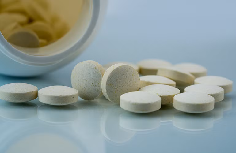 Melatonin là một hormone nội sinh trong cơ thể, được sản xuất từ tuyến tùng. Nó có vai trò quan trọng trong việc điều hòa nhịp sinh học ngủ - thức của cơ thể, đảm bảo giúp cơ thể có giấc ngủ ngon và tỉnh dậy tỉnh táo vào ngày hôm sau.