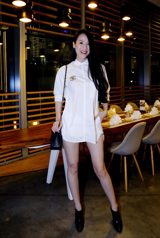 Thái Hà tự tin diện áo không quần khoe đôi chân dài “cực phẩm”. Ảnh: blogspot.