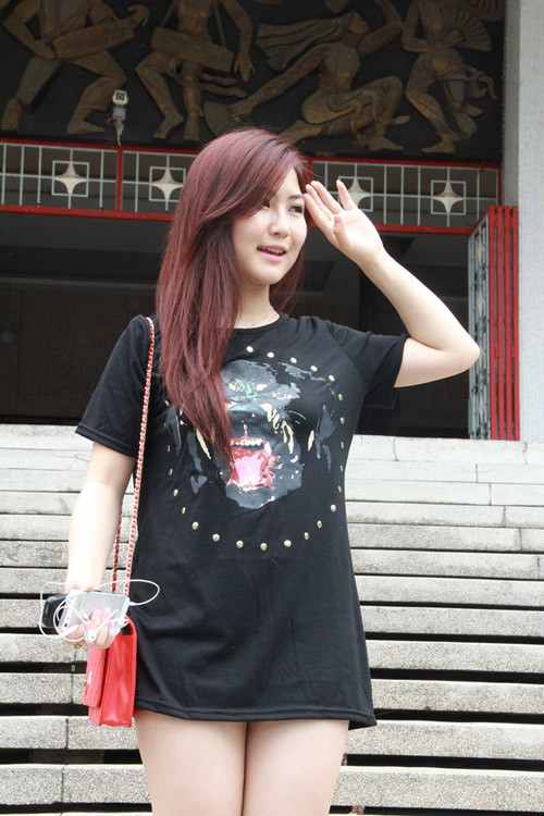 Chiếc quần ngắn quá đỗi khiến nhiều người nghĩ rằng Hương Tràm chỉ đang mặc độc 1 chiếc áo dáng dài. Ảnh: afamily.