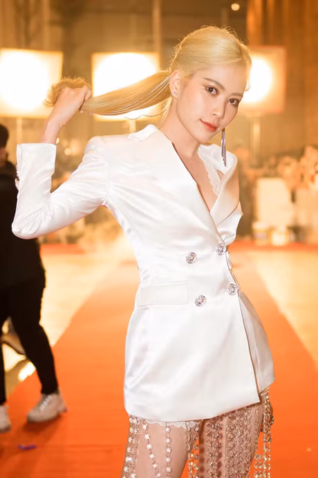 Nam Em gây chú ý khi diện kiểu mốt giấu quần xuất hiện trên thảm đỏ. Ảnh: 24h.