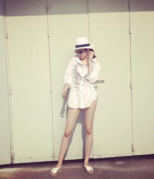 Bộ cánh của Angela Phương Trinh khiến nhiều người tưởng cô diện độc chiếc sơ mi ngắn cũn ra đường. Ảnh: ione.