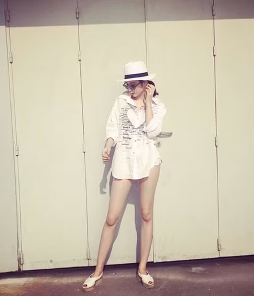 Bộ cánh của Angela Phương Trinh khiến nhiều người tưởng cô diện độc chiếc sơ mi ngắn cũn ra đường. Ảnh: ione.