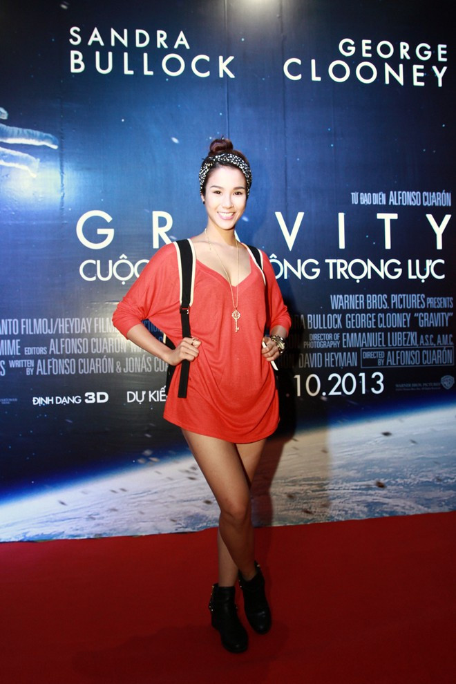 Diệp Lâm Anh trông khá xồ xề và luộm thuộm với bộ trang phục như ở nhà này. Ảnh: doisongphapluat.