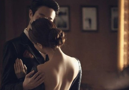 Phat hien chong ngoai tinh ngay sat nha chi boi goi xoi sang