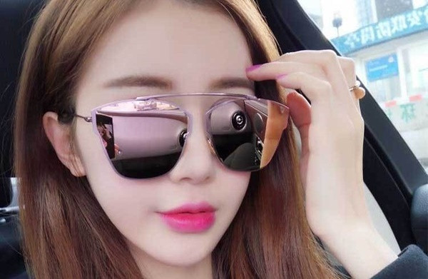 Nhờ tác dụng hạn chế mắt bị chói, lóa do ánh sáng mặt trời, đeo kính râm sẽ giúp bạn lái xe, làm việc dưới trời nắng an toàn hơn. Ảnh: tintuc.