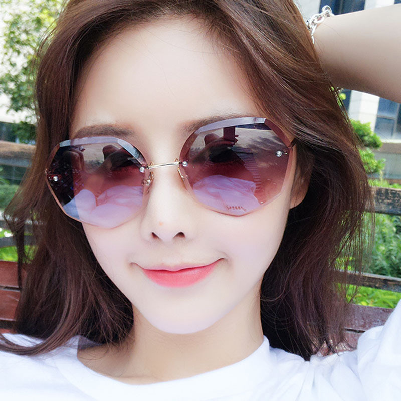 Cũng giống như giày dép, túi xách, kính râm còn là món đồ thời trang ưa thích của mọi người. Ảnh: voso.