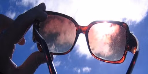 Khi ra ngoài vào lúc trời nắng nóng, việc đeo kính râm sẽ ngăn ngừa tối đa các tia UVA và tia UVB, từ đó bảo vệ võng mạc, giác mạc khỏi tác động của tia UV. Ảnh: googleusercontent.