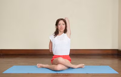 Tiếp đó, bạn hãy cố gắng và nắm chặt bàn tay phải với bàn tay trái. Ảnh: wefit.