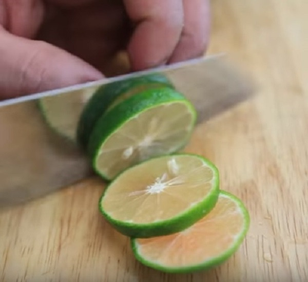 Đắp chanh lên bụng sẽ giúp tăng độ đàn hồi cho da, đốt cháy mỡ thừa và thải độc cơ thể hiệu quả. Ảnh: kenhphunu.