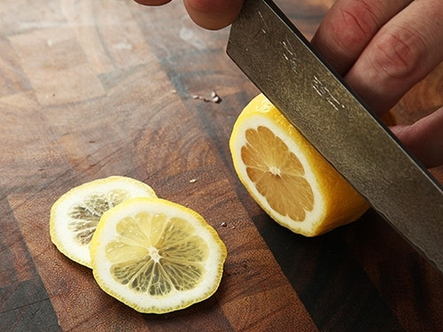 Một trong những cách giảm mỡ bụng đơn giản nhất với chanh, đó là bạn chỉ cần thái chanh thành từng lát mỏng rồi đắp lên vùng mỡ thừa ở bụng vào mỗi tối trước khi đi ngủ. Ảnh: bestie.