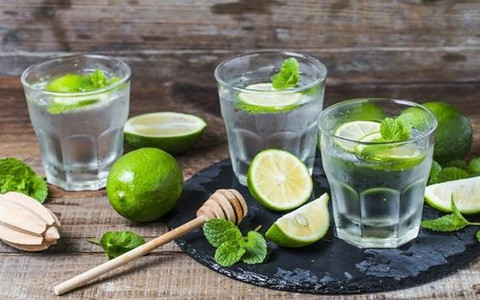 Đơn giản hơn, thay vì uống nước lọc, bạn có thể hòa nước cốt 1 trái chanh với 2 lít nước để uống trong ngày. Ảnh: sohacdn.