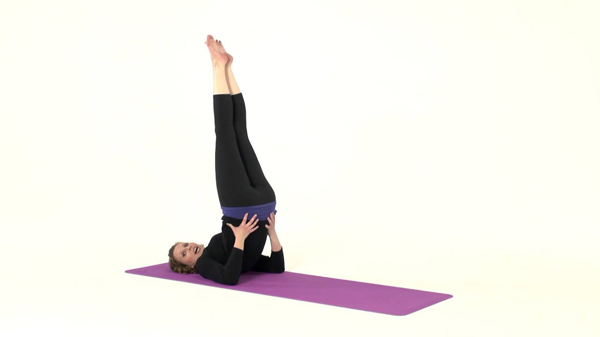 Bài tập này cũng giúp hạn chế máu tập trung vào vùng bụng dưới, hỗ trợ kích thích sự co bóp ở cơ bụng và nhu động ruột, từ đó giảm tình trạng táo bón và việc đi đại tiện cũng dễ dàng hơn. Ảnh: pinimg.