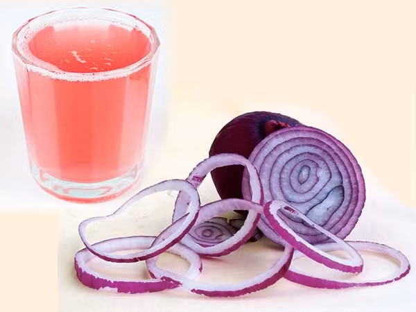 Bên cạnh đó, bạn có thể sử dụng nước ép hành tây kết hợp với một chút dầu dừa để thúc đẩy tăng trưởng tóc.