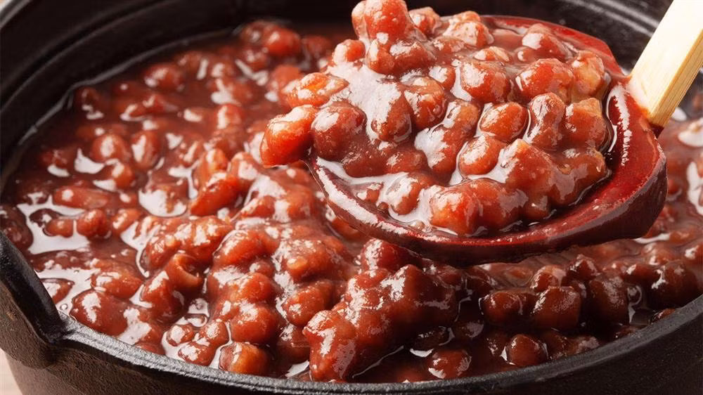 Chè đậu đỏ: Với màu đỏ tượng trưng cho sự tốt lành, loại đậu này thường được các mẹ sử dụng để nấu chè hoặc cháo cho con trước kỳ thi. Theo nhiều chuyên gia dinh dưỡng, đậu đỏ có hàm lượng chất dinh dưỡng khá cao và mang nhiều lợi ích cho sức khỏe con người. Nước đậu đỏ có công dụng giải khát, thanh nhiệt vào những ngày nắng nóng. Ảnh: Nippon.