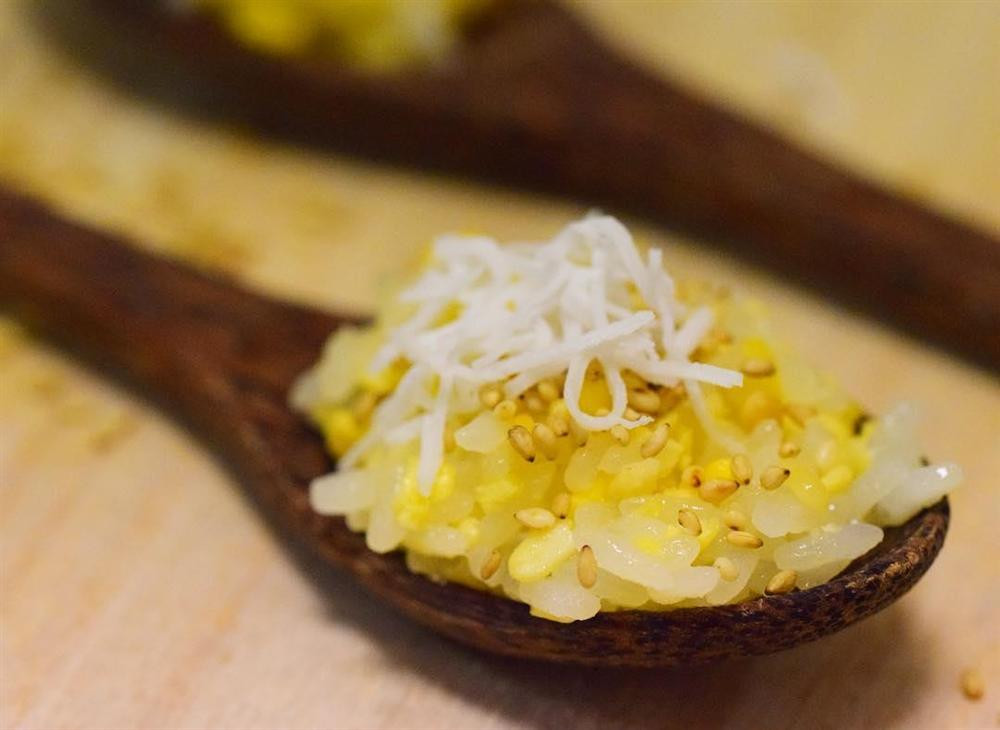 Xôi đỗ: Không chỉ các bậc phụ huynh, nhiều sĩ tử cũng mong muốn gặp được nhiều may mắn trong kỳ thi bằng cách ăn xôi đỗ. Đây cũng là món ăn giúp các bạn trẻ chắc dạ trước những buổi học khuya. Ảnh: Mydish.