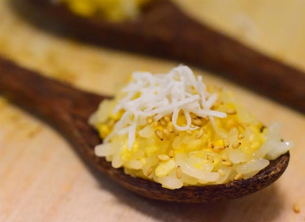 Xôi đỗ: Không chỉ các bậc phụ huynh, nhiều sĩ tử cũng mong muốn gặp được nhiều may mắn trong kỳ thi bằng cách ăn xôi đỗ. Đây cũng là món ăn giúp các bạn trẻ chắc dạ trước những buổi học khuya. Ảnh: Mydish.