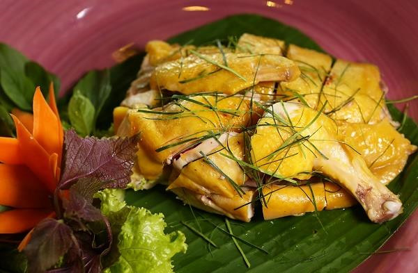 Gà luộc là một trong những món ăn truyền thống và phổ biến của người Việt Nam. Theo quan niệm của người xưa, món gà luộc vàng óng ả có thể mang đến một kỳ thi thuận lợi cho các sĩ tử. Tuy nhiên, các học sinh chỉ nên ăn ức gà vì phần này có hàm lượng đạm cao. Trong mỗi 100 g ức gà có tới 18 g chất đạm, giúp cơ bắp khỏe mạnh. Ảnh: Lifestyle.