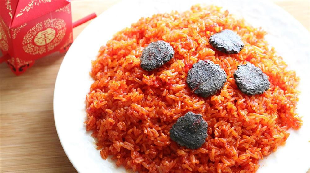 Xôi gấc là món ăn quen thuộc của người Việt Nam. Nhiều gia đình quan niệm màu đỏ của xôi gấc sẽ mang lại may mắn cho các học sinh sắp bước vào kỳ thi đại học. Tuy nhiên, sĩ tử chỉ nên ăn "tượng trưng" món này vì xôi có thể làm nóng người, mệt mỏi, chướng bụng. Ảnh: Lifestyle.