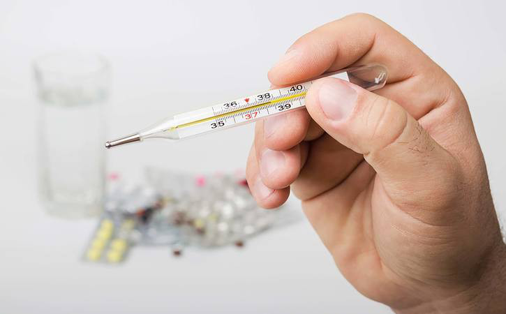 Sốt:Cơ thể đang bị nhiễm trùng khiến bạn bị sốt, tuy nhiên, nếu sốt kéo dài mà không thể giải thích được nguyên nhân, đó có thể là biểu hiện của ung thư máu hay nhiều loại ung thư khác.