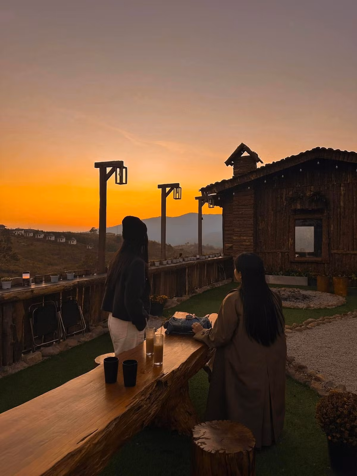 Hoàng hôn trên Tây Nguyên không rực rỡ như biển hay lãng mạn như phố núi Đà Lạt, nhưng lại mang một nét đẹp hoang sơ, bình yên đến kỳ lạ. Khi mặt trời dần khuất sau những dãy núi, ánh sáng nhuộm vàng những cánh đồng, đồi cà phê và mặt hồ tạo nên bức tranh thiên nhiên đầy mê hoặc. Ảnh Huệ Ling