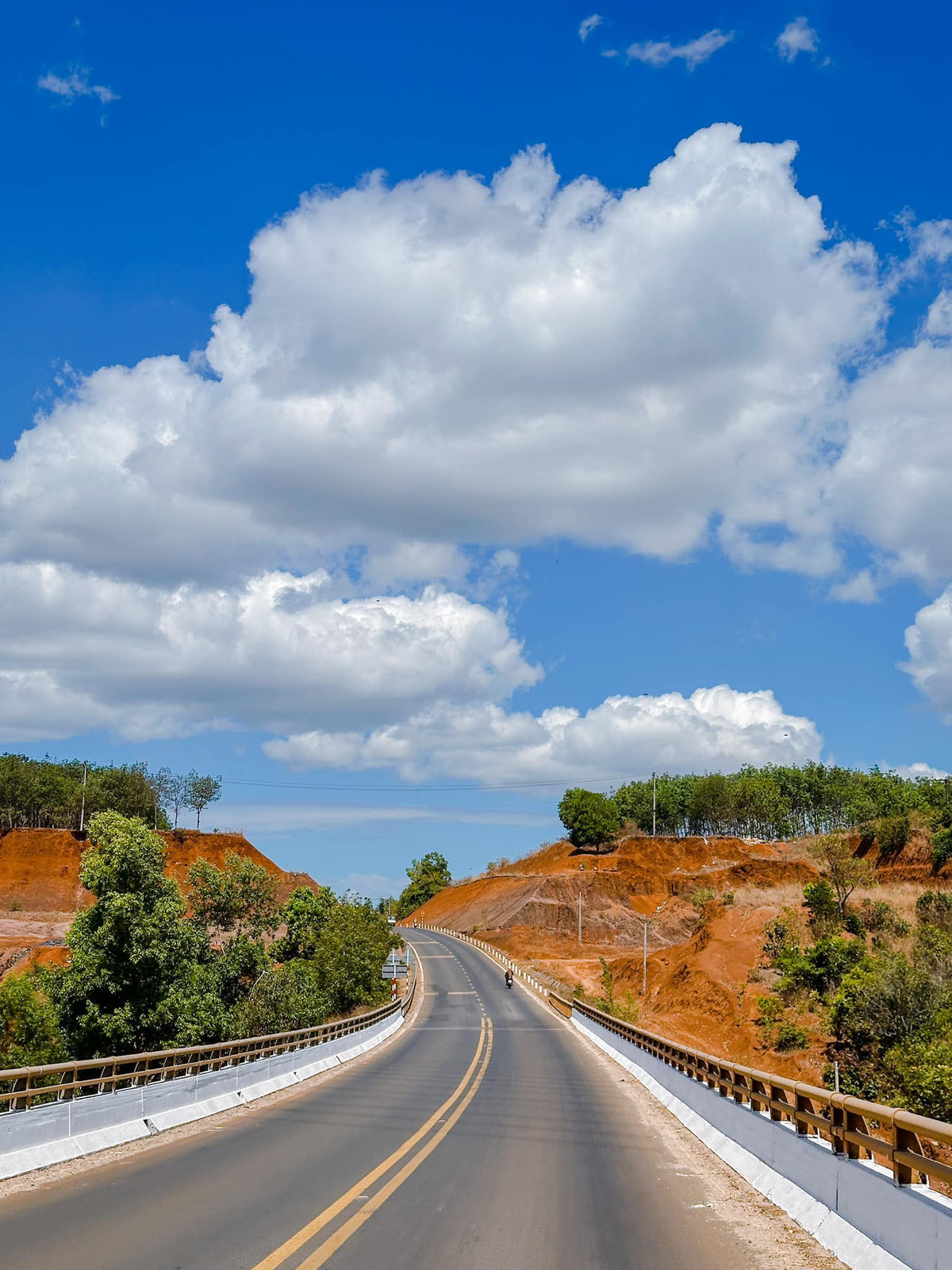 Vừa đặt chân đến sân bay, đón chị là bầu trời cao xanh, nắng vàng rực rỡ và không khí trong lành của Tây Nguyên - điều mà Hà Nội những ngày này không thể có. Ảnh Huệ Ling