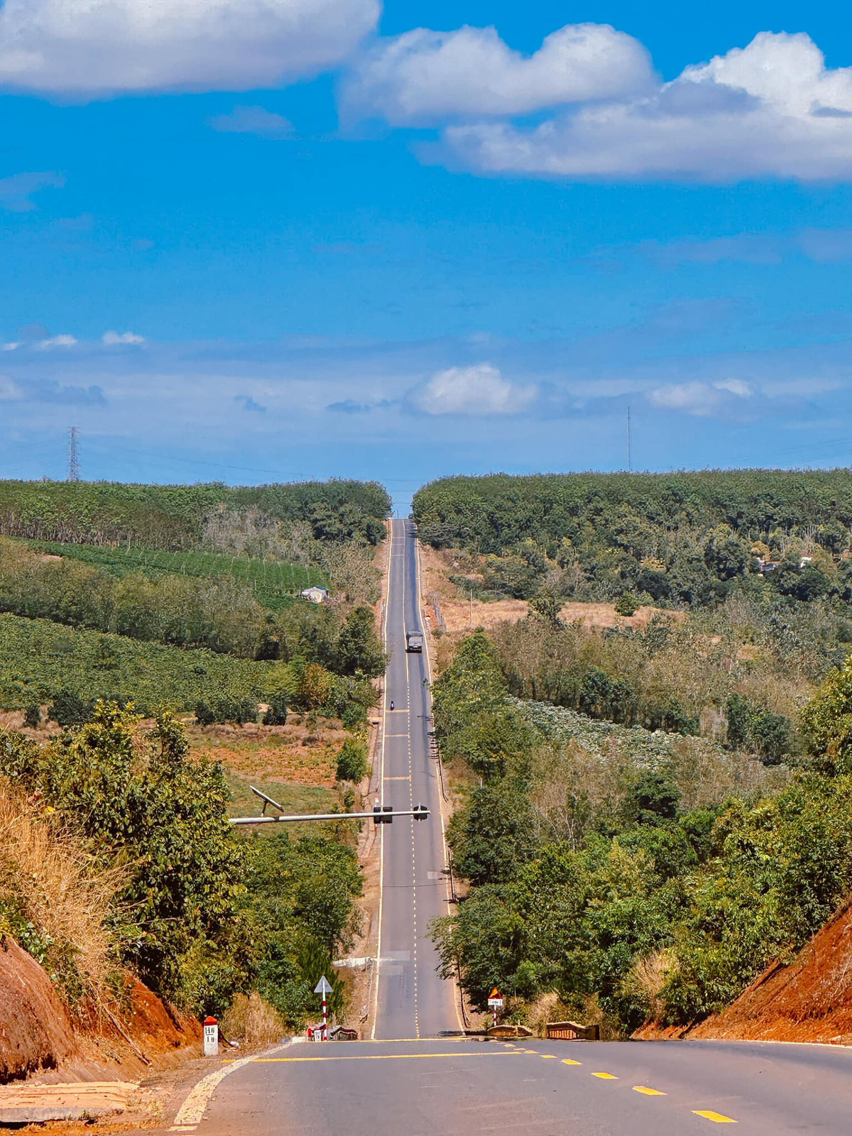 Những ngày nắng trong dịu mát, hoàng hôn đỏ rực, sắc trắng của hoa cà phê cùng mùi hương thơm dịu trên mọi cung đường. Ảnh Huệ Ling