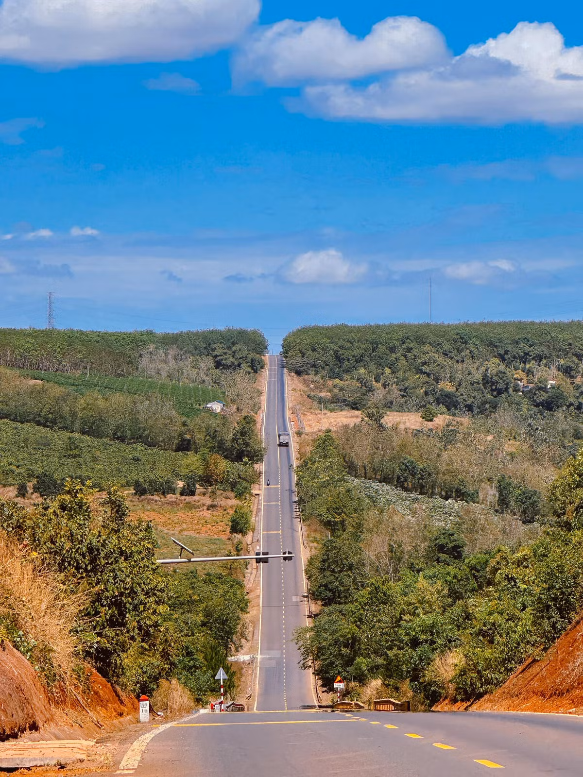 Những ngày nắng trong dịu mát, hoàng hôn đỏ rực, sắc trắng của hoa cà phê cùng mùi hương thơm dịu trên mọi cung đường. Ảnh Huệ Ling