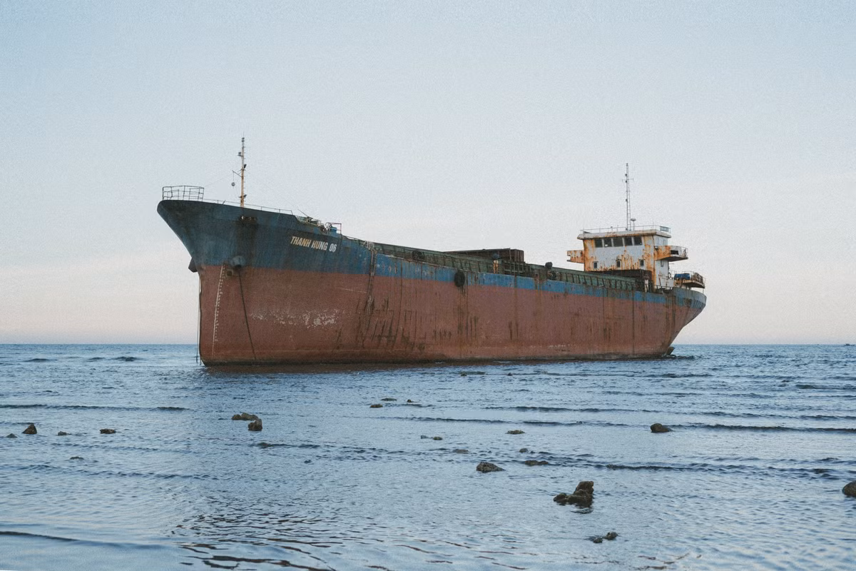 Con tàu bị mắc cạn với lớp sơn rỉ sét, vết tích thời gian hằn rõ, tạo nên một vẻ đẹp hoang tàn nhưng đầy chất nghệ thuật. Ảnh Lưu Phong