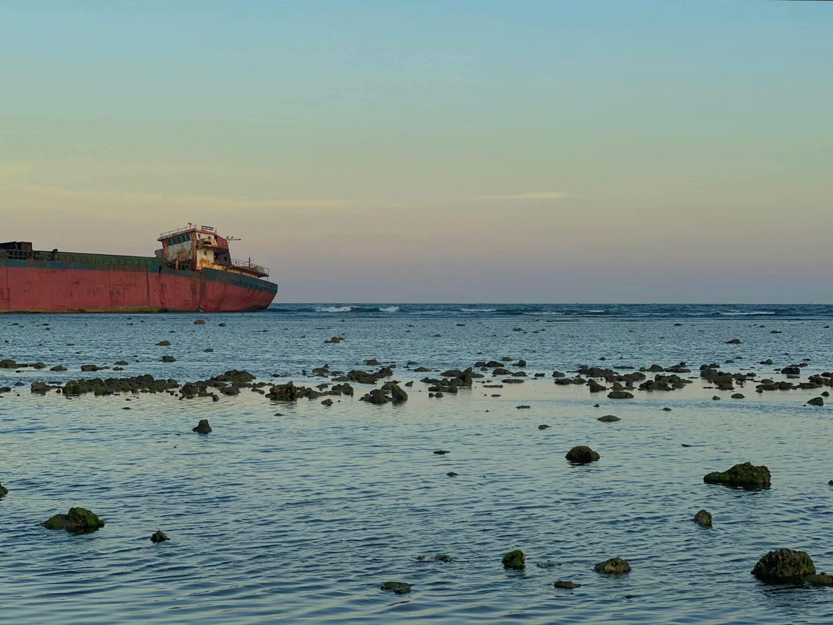 Nằm cô lập giữa bờ biển vắng, con tàu mang đến cảm giác giống những xác tàu cũ ở bờ biển Bắc Âu hoặc cảnh phim trong "Pirates of the Caribbean". Ảnh Bích Ngọc Bích