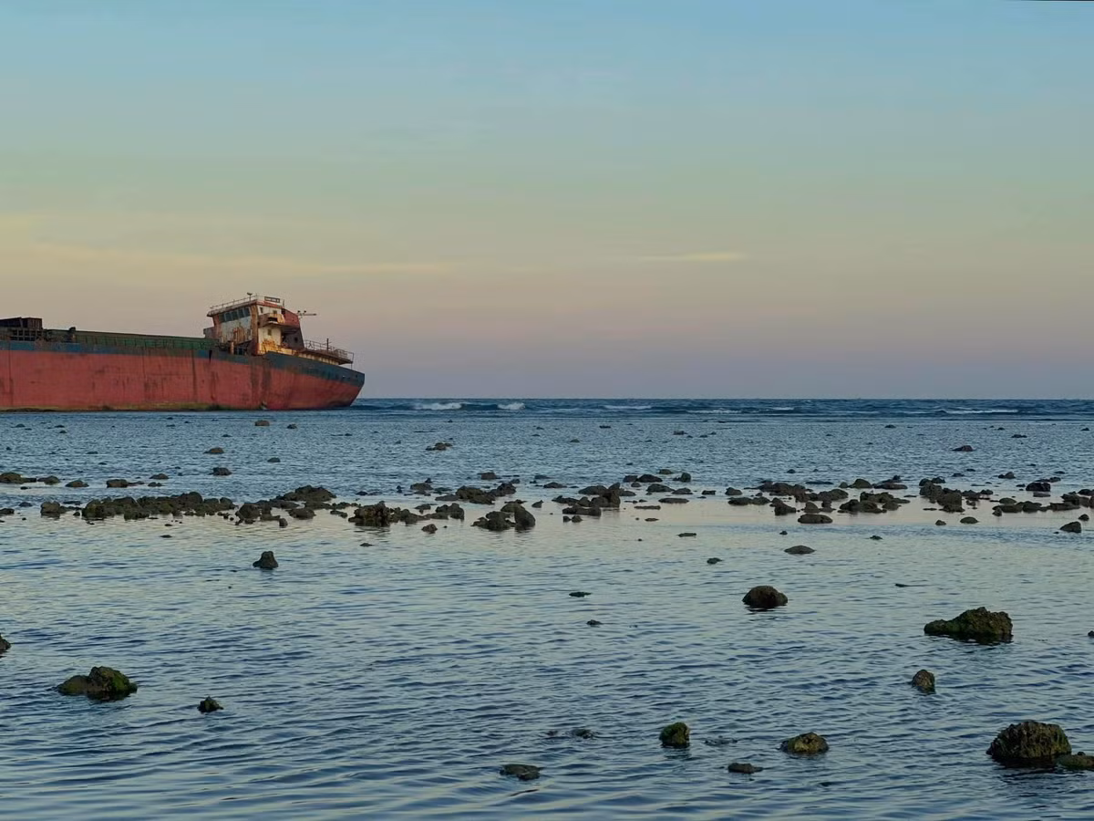 Nằm cô lập giữa bờ biển vắng, con tàu mang đến cảm giác giống những xác tàu cũ ở bờ biển Bắc Âu hoặc cảnh phim trong "Pirates of the Caribbean". Ảnh Bích Ngọc Bích