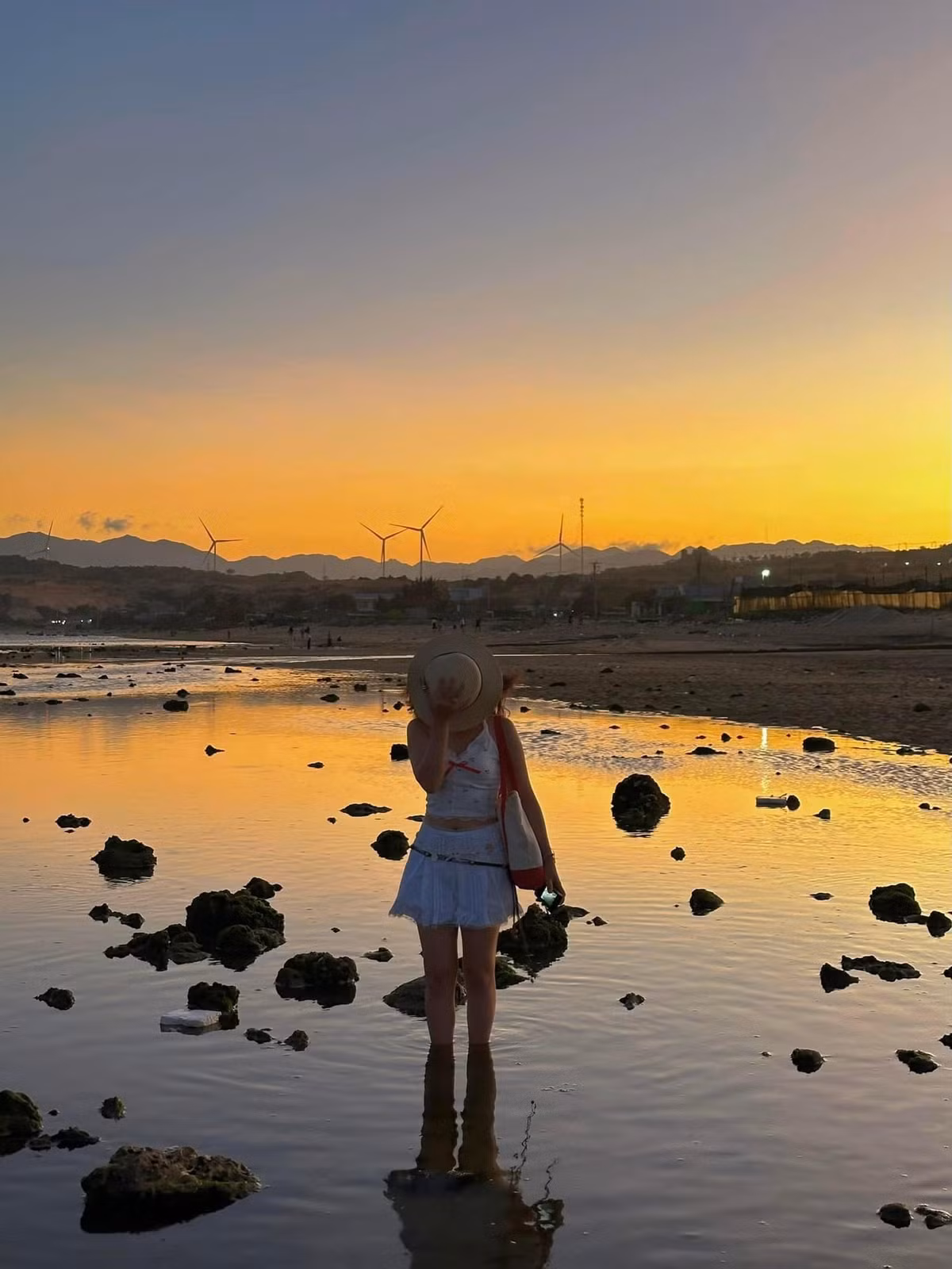 Thời điểm thích hợp để check-in con tàu là buổi sáng sớm 5h30 - 7h00 và chiều hoàng hôn 16h30 - 18h00. Ảnh Bích Ngọc Bích