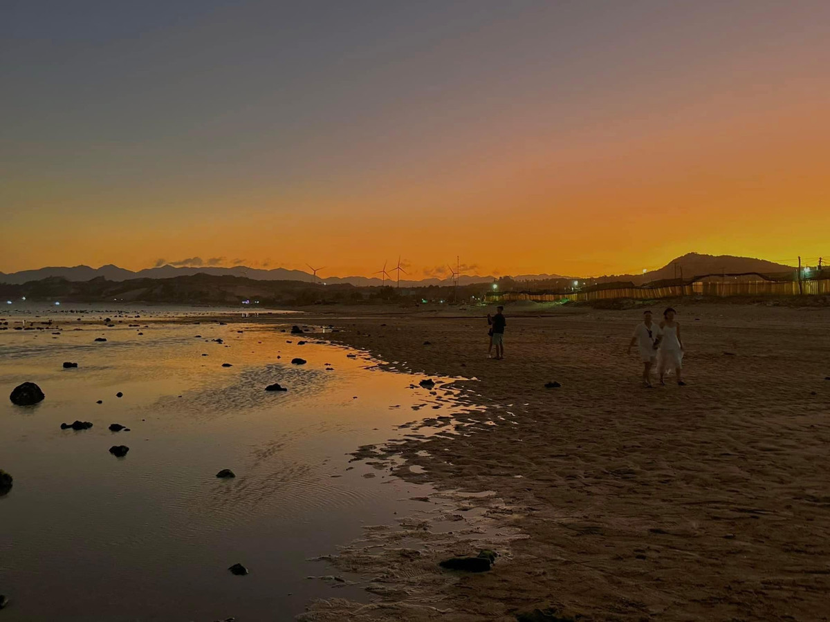 Cách di chuyển đến địa điểm: Từ Phan Rang – Tháp Chàm, du khách đi theo Quốc lộ 1A về hướng Nam khoảng 30km, rồi rẽ vào đường ven biển để đến Bãi Thông. Có thể đi xe máy hoặc ô tô đến gần khu vực tàu mắc cạn. Ảnh Bích Ngọc Bích