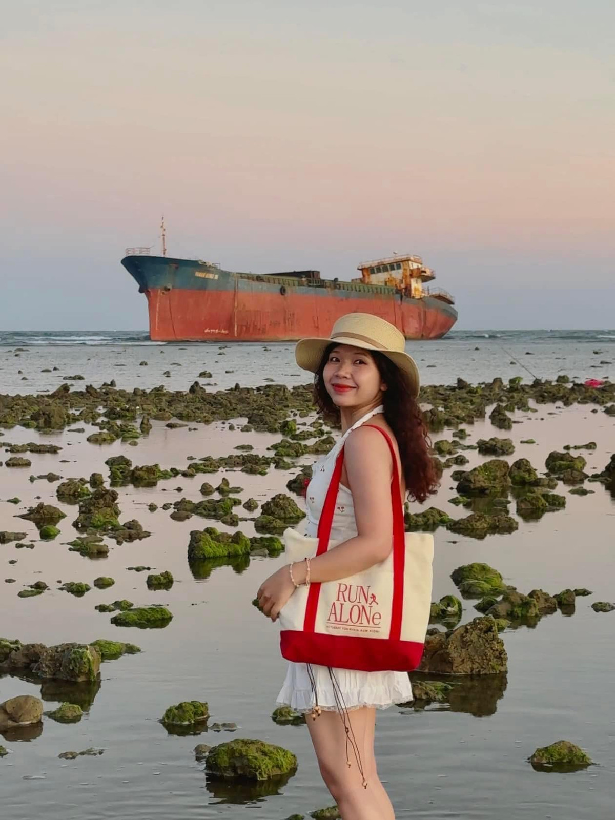 Chọn thời điểm buổi sáng sớm chụp ảnh bởi ánh sáng nhẹ nhàng, không quá gắt, giúp bức ảnh có màu sắc tự nhiên và mềm mại. Biển lặng, thủy triều thấp hơn, dễ dàng tiếp cận tàu. Khi chụp ảnh buổi sáng du khách nên chọn màu sáng như trắng, be hoặc pastel để nổi bật giữa khung cảnh hoang sơ của con tàu. Ảnh Ngọc Bích