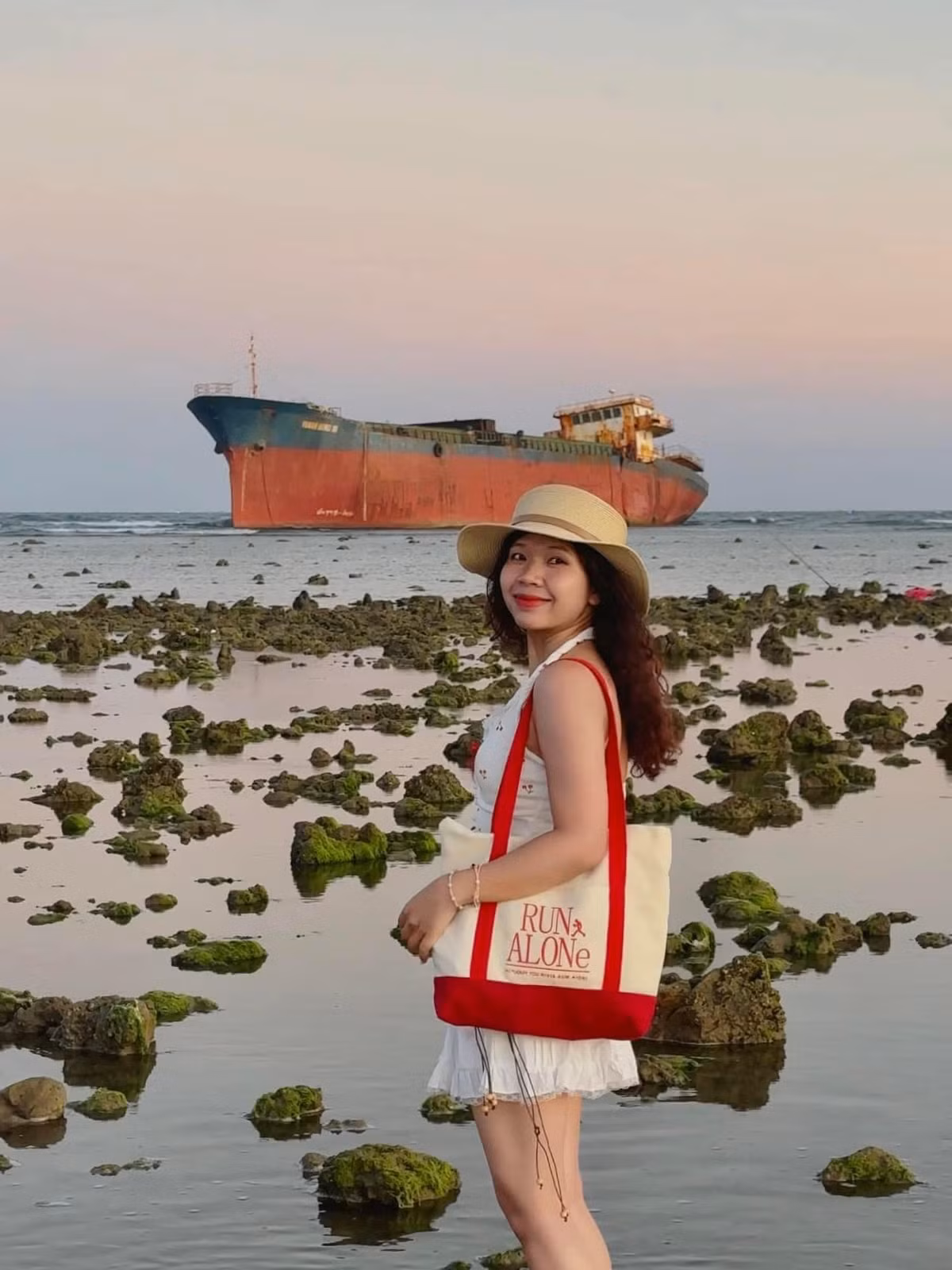 Chọn thời điểm buổi sáng sớm chụp ảnh bởi ánh sáng nhẹ nhàng, không quá gắt, giúp bức ảnh có màu sắc tự nhiên và mềm mại. Biển lặng, thủy triều thấp hơn, dễ dàng tiếp cận tàu. Khi chụp ảnh buổi sáng du khách nên chọn màu sáng như trắng, be hoặc pastel để nổi bật giữa khung cảnh hoang sơ của con tàu. Ảnh Ngọc Bích