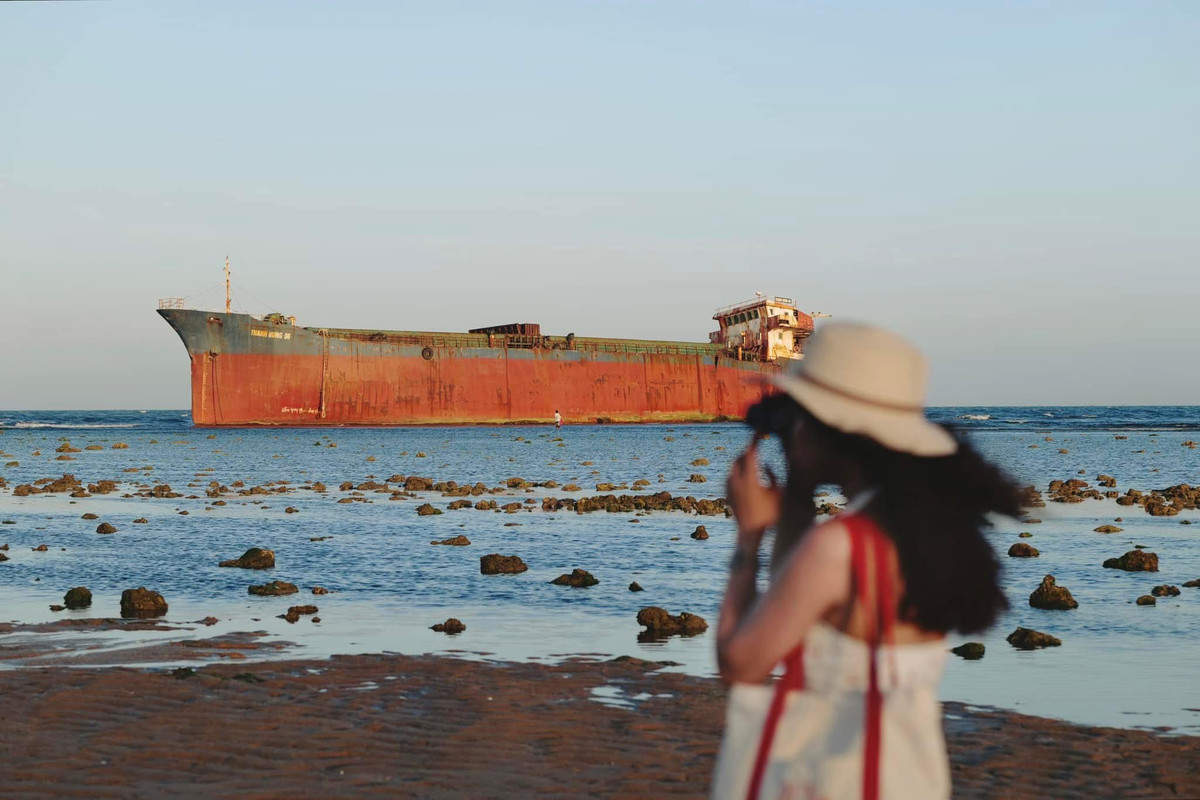 Tại khu vực bờ biển thuộc Bãi Thông, thôn Vĩnh Trường, xã Phước Dinh, huyện Thuận Nam xuất hiện một con tàu bỏ hoang vào những ngày cuối tháng 2/2023. Ảnh Bích Ngọc Bích