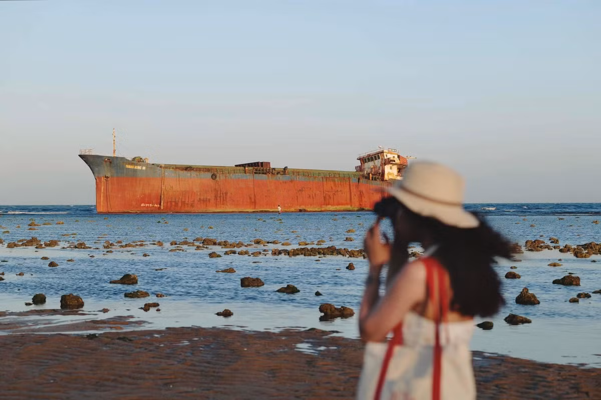 Tại khu vực bờ biển thuộc Bãi Thông, thôn Vĩnh Trường, xã Phước Dinh, huyện Thuận Nam xuất hiện một con tàu bỏ hoang vào những ngày cuối tháng 2/2023. Ảnh Bích Ngọc Bích