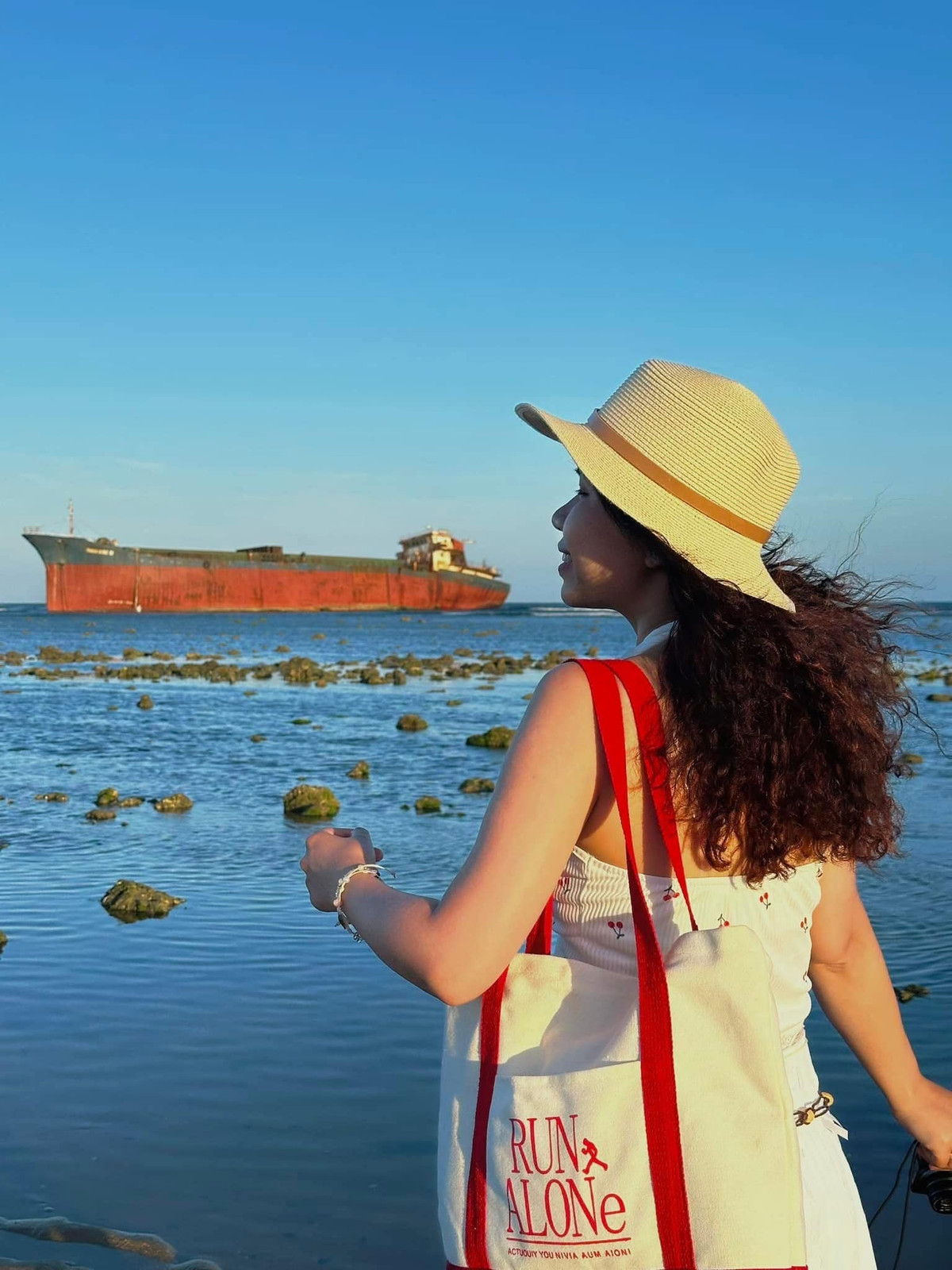 Nếu du khách muốn có những bức ảnh silhouette (bóng người trên nền hoàng hôn) thì chiều hoàng hôn là thời điểm lý tưởng nhất. Bởi buổi chiều hoàng hôn sẽ cho ánh nắng vàng cam rực rỡ, tạo hiệu ứng ngược sáng cực kỳ ấn tượng. Lúc này, tàu và biển phản chiếu ánh chiều tà, cho bức ảnh sâu lắng, huyền ảo. Ảnh Bích Ngọc Bích