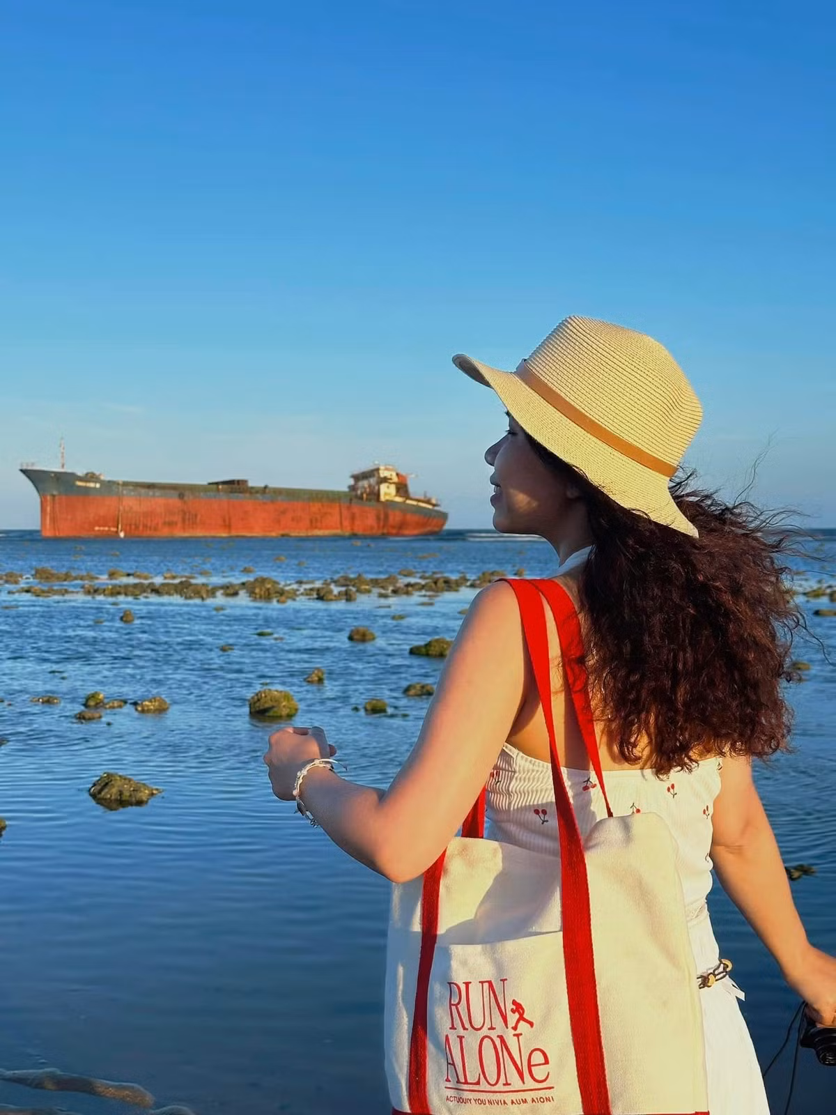 Nếu du khách muốn có những bức ảnh silhouette (bóng người trên nền hoàng hôn) thì chiều hoàng hôn là thời điểm lý tưởng nhất. Bởi buổi chiều hoàng hôn sẽ cho ánh nắng vàng cam rực rỡ, tạo hiệu ứng ngược sáng cực kỳ ấn tượng. Lúc này, tàu và biển phản chiếu ánh chiều tà, cho bức ảnh sâu lắng, huyền ảo. Ảnh Bích Ngọc Bích