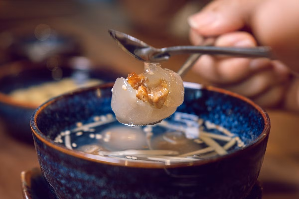 Chè bột lọc bọc heo quay là đặc sản độc đáo của Huế, kết hợp giữa hương vị truyền thống và sự sáng tạo trong ẩm thực. Món chè này có cái tên gây tò mò cho du khách, với hương vị đặc trưng ấn tượng nên được nhiều người yêu thích. Món ăn được chế biến từ những nguyên liệu đơn giản bao gồm bột lọc và thịt heo quay. Ảnh Internet