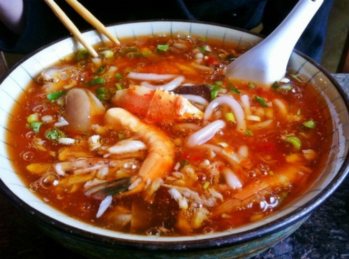 Không thể bỏ qua món bánh canh Nam Phổ, món ăn đường phố vô cùng hấp dẫn đối với người dân cũng như các du khách khi ghé đến thành phố này. Một tô bánh canh "ú nụ" bao gồm phần nước sốt sền sệt, sợi bánh canh mềm dẻo, dai dai cùng với các topping đi kèm là thịt ba chỉ, tôm, hương vị thơm ngon, đặc trưng sẽ khiến du khách khó quên. Ảnh Internet