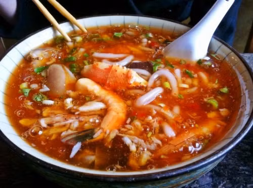 Không thể bỏ qua món bánh canh Nam Phổ, món ăn đường phố vô cùng hấp dẫn đối với người dân cũng như các du khách khi ghé đến thành phố này. Một tô bánh canh "ú nụ" bao gồm phần nước sốt sền sệt, sợi bánh canh mềm dẻo, dai dai cùng với các topping đi kèm là thịt ba chỉ, tôm, hương vị thơm ngon, đặc trưng sẽ khiến du khách khó quên. Ảnh Internet