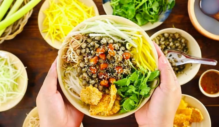 Ẩm thực Huế không thể không nhắc đến cơm hến, một trong những món ăn ngon Huế kết hợp hoàn hảo từ các hương vị tạo nên một món ăn độc đáo, lạ miệng nhưng cũng được thực khách rất ưa chuộng. Món ăn là sự hòa trộn hài hòa cả về màu sắc lẫn hương vị, một chút sự cay nồng của gừng, cay của ớt, thơm của rau và vị ngọt của hến vị bùi của lạc. Ảnh Internet