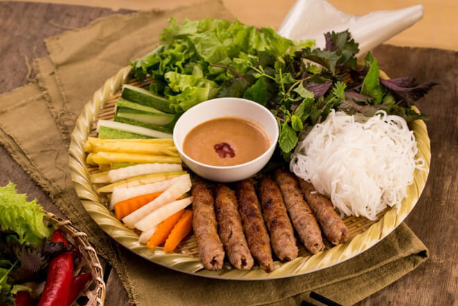 Những que nem vàng ruộm, thơm phức được nướng trên than hồng, mang đến hương vị đặc trưng của thịt heo xay nhuyễn, được trộn cùng các loại gia vị và hành. Khi thưởng thức nem lụi, du khách sẽ cảm nhận được sự giòn tan bên ngoài, bên trong là thịt mềm mại và đậm đà. Món này thường được ăn kèm với rau sống và nước chấm đậm đà, tạo nên một bữa ăn vừa ngon miệng vừa đầy đủ dinh dưỡng. Ảnh Internet