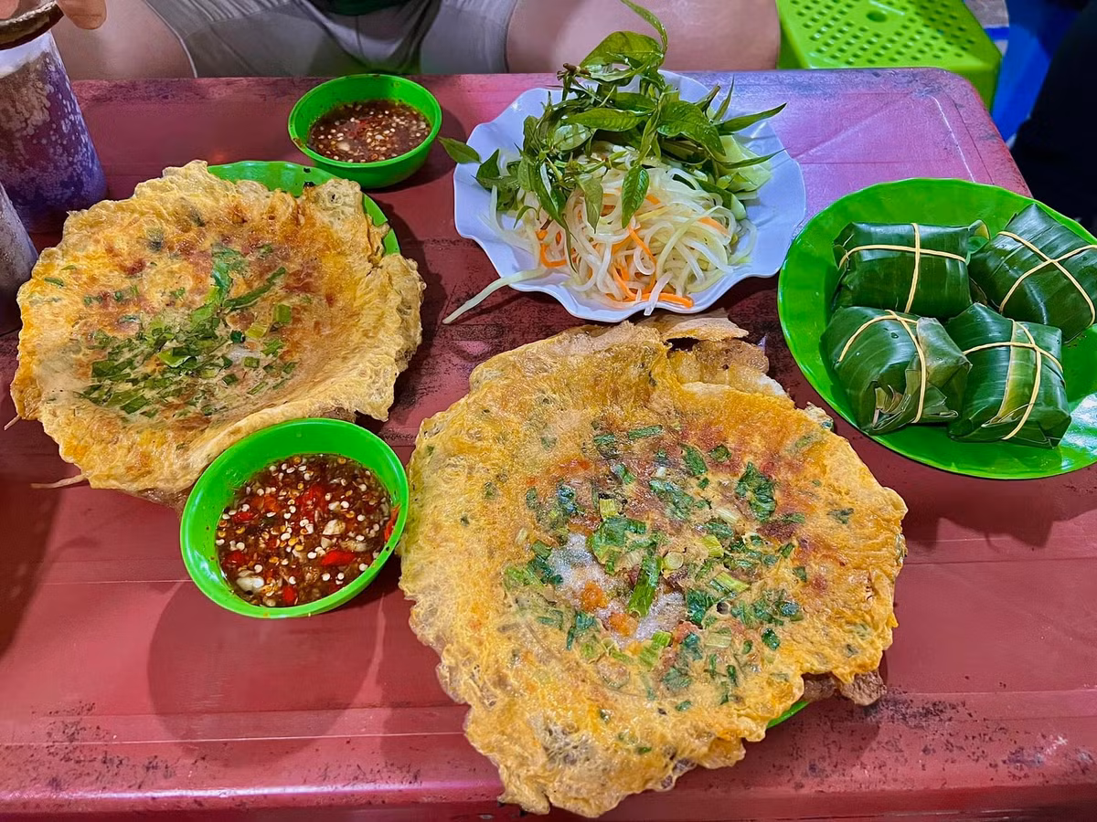 Với vị dai của bột lọc, vị béo của nhân cùng sự tươi mát của rau, dưa bánh ép khiến du khách ăn hoài không ngán. Bánh ép còn có phiên bản “bánh ép khô” để mua về nhà, để được lâu. Ảnh Internet