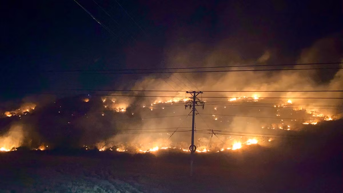 Theo người dân địa phương, thời điểm xảy ra hỏa hoạn trời có gió mạnh và nhiều cây khô trên đồi, nên lửa lan nhanh. Giữa trời tối, hỏa hoạn lan rộng làm sáng rực cả ngọn đồi và dễ dàng nhìn thấy khi đi từ xa.