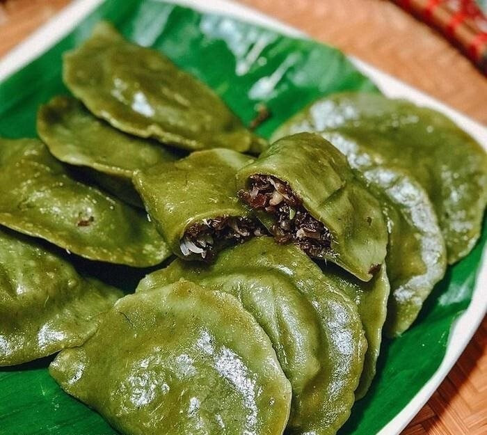 Bánh khúc làng Diềm là một đặc sản nổi tiếng của Bắc Ninh, có xuất xứ từ xã Hoà Long, huyện Yên Phong, tỉnh Bắc Ninh. Sở dĩ có tên bánh khúc là vì nguyên liệu chính để làm vỏ bánh là rau khúc. Ảnh Internet