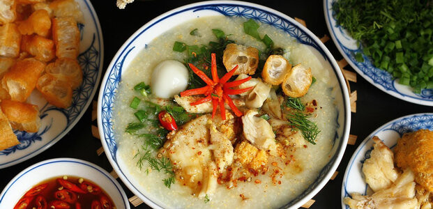  Cháo cá Bắc Ninh nổi tiếng với hương vị đậm đà, thơm ngon, đặc biệt là cháo cá rô đồng món ăn được nhiều du khách mê mẩm. Cá được chọn là những con tươi ngon, chắc thịt, sau khi làm sạch sẽ được hấp chín, gỡ lấy thịt rồi xào thơm với hành khô ai cũng có thể thưởng thức món ăn này. Đặc biệt với nước cháo nấu từ xương cá, ngọt thanh, kết hợp với gạo nếp và gạo tẻ ninh nhừ, tạo nên độ sánh mịn đặc trưng của món ăn. Ảnh Internet