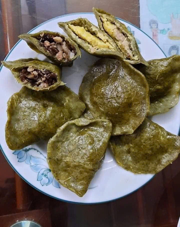 Bánh khúc làng Diềm có 2 loại: nhân hành và nhân đỗ. Bánh khúc nhân hành gồm có hành khô, mộc nhĩ, hạt tiêu, răm, thịt ba chỉ băm nhỏ trộn với nhau. Trong khi bánh khúc nhân đỗ có vị bùi của đỗ, béo của thịt mỡ và thơm của hạt tiêu. Ảnh Internet