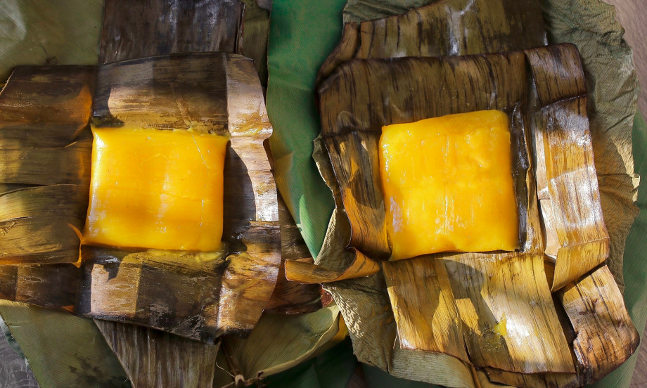 Một trong những món bánh đặc sản Bắc Ninh không thể không nhắc đến bánh phu thê. Món bánh này nổi tiếng ở miền Bắc, thường xuất hiện trong các đám cưới, hỏi hay tiệc tùng, giỗ chạp. Bánh phu thê Đình Bảng nổi tiếng có hương vị đặc trưng nhất, vị ngọt dịu, kết hợp giữa sự dẻo thơm của phần vỏ làm từ gạo nếp cái hoa vàng và phần nhân đậu xanh bùi ngậy. Ảnh Internet