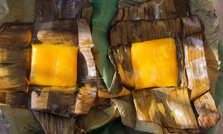 Một trong những món bánh đặc sản Bắc Ninh không thể không nhắc đến bánh phu thê. Món bánh này nổi tiếng ở miền Bắc, thường xuất hiện trong các đám cưới, hỏi hay tiệc tùng, giỗ chạp. Bánh phu thê Đình Bảng nổi tiếng có hương vị đặc trưng nhất, vị ngọt dịu, kết hợp giữa sự dẻo thơm của phần vỏ làm từ gạo nếp cái hoa vàng và phần nhân đậu xanh bùi ngậy. Ảnh Internet